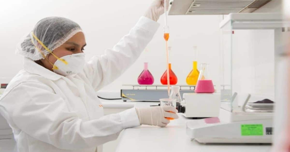 Uma funcionária de um Fornecedor de Corantes Alimentares Naturais fabricando um corante.