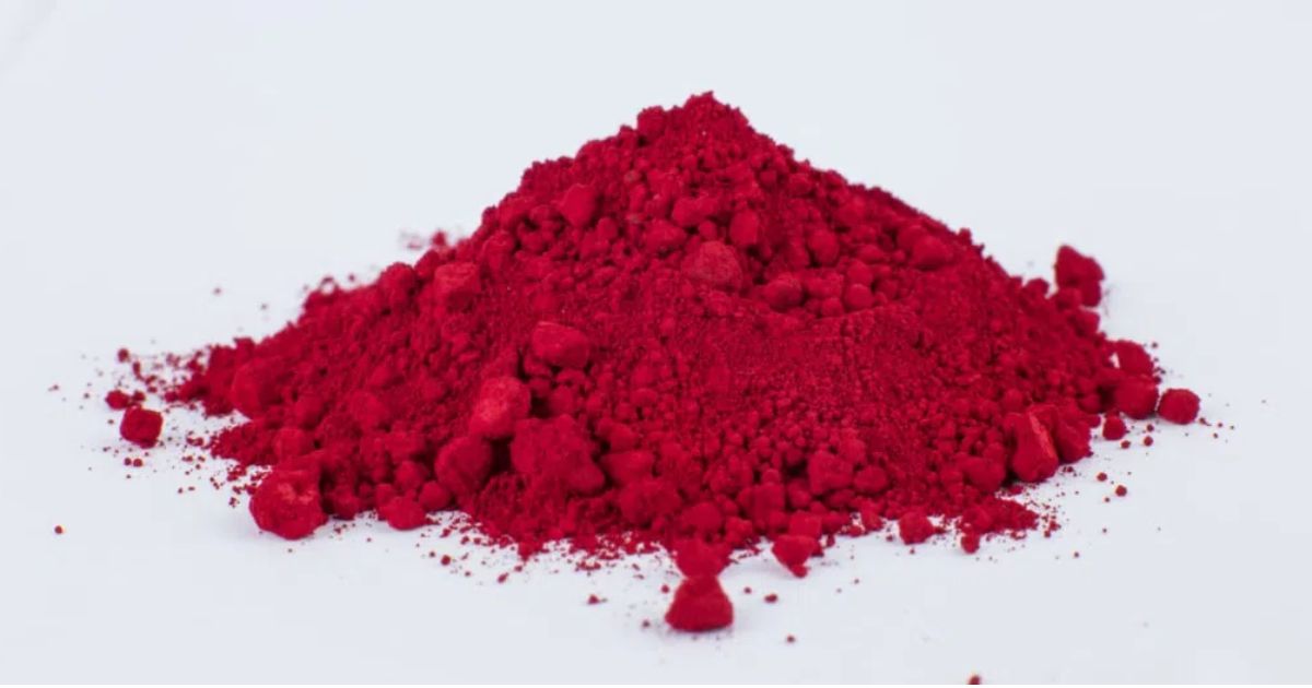 Fournisseur Carmin E120 : poudre de carmin d’un rouge intense, déposée sur un fond blanc, représentant la matière première à l’état pur. Image illustrative du produit proposé.